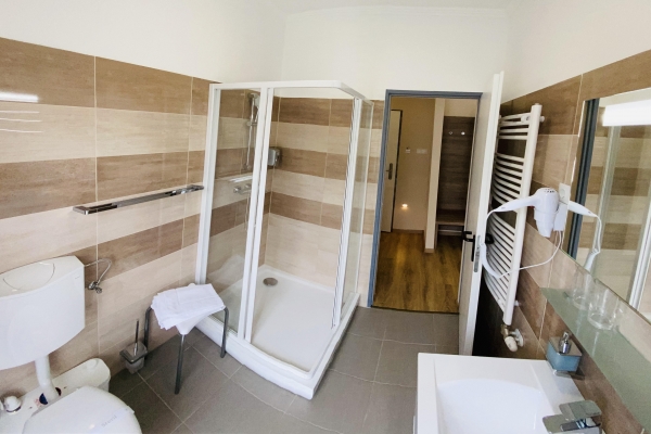 Emeleti prémium superior franciaágyas hotel szoba zuhanyzóval